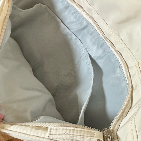 NWT Amazon Cream Weekender Bag with Soft Structure and Versatile Design - Picture 4 of 12